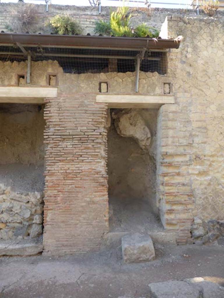 Ins VII, Herculaneum, September 2015. Doorway on west side of Cardo III Superiore.